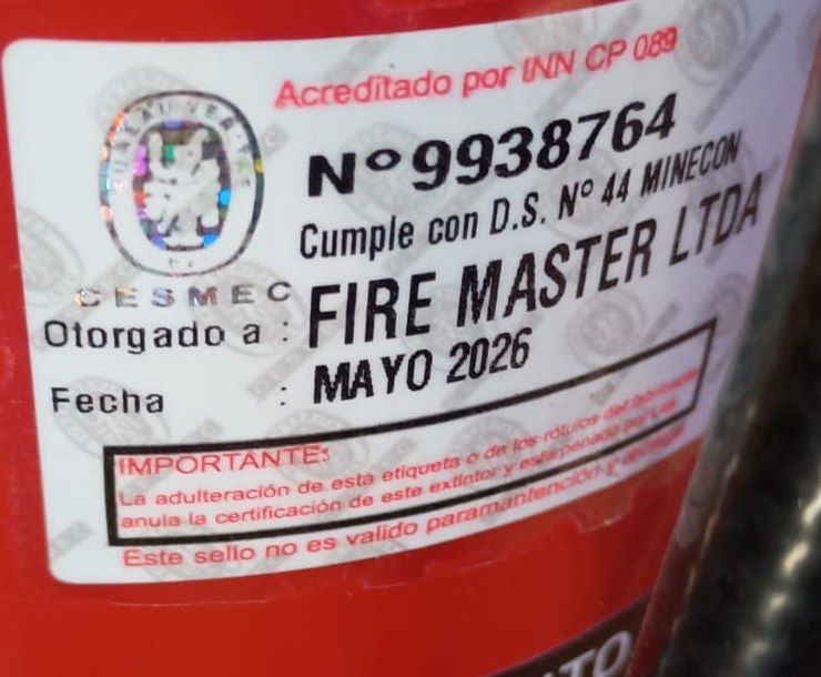 Sello CESMEC en un extintor Fire Master; el número de serie aparece después de la N° (ejemplo: 9938764)